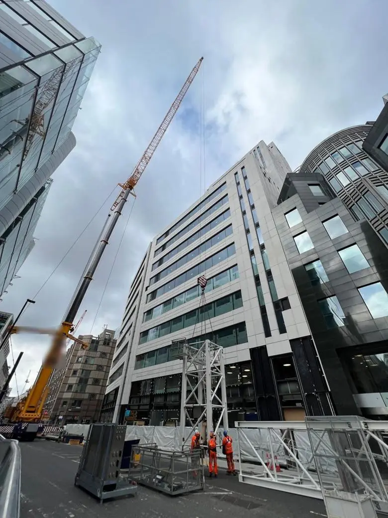 Tower crane erection with a mobile crane in the City of London